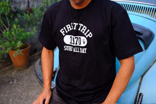 First Trip Surf All Day ファーストトリップ カレッジロゴ ブラック オリジナル Tシャツ 新品 アパレル
