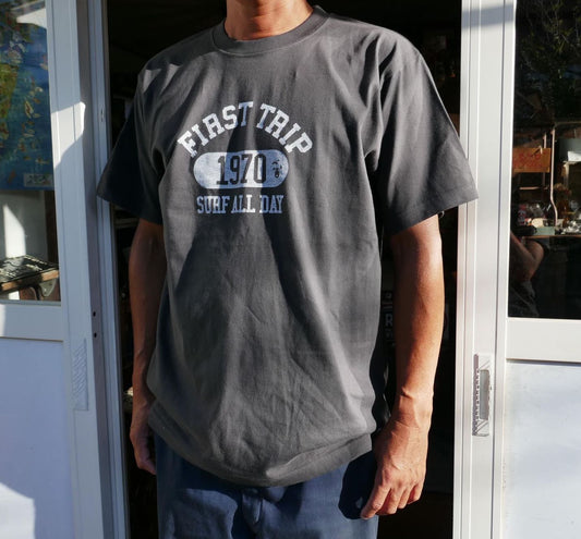 First Trip Surf All Day ファーストトリップ カレッジロゴ スミクロ オリジナル Tシャツ 新品 アパレル