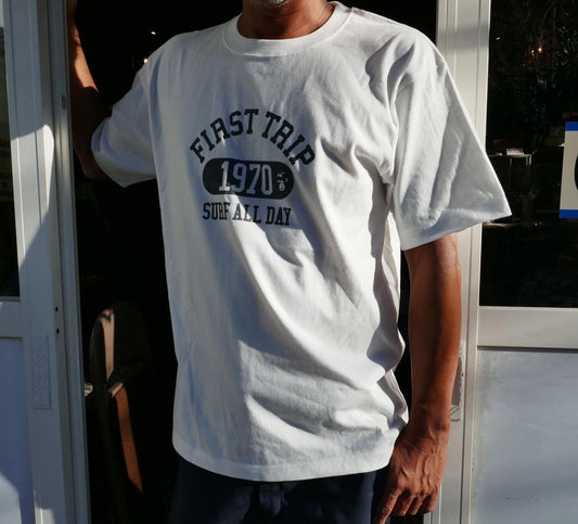 First Trip Surf All Day ファーストトリップ カレッジロゴ バニラホワイト オリジナル Tシャツ 新品