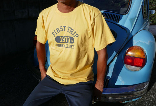 First Trip Surf All Day ファーストトリップ カレッジロゴ イエロー オリジナル Tシャツ 新品 アパレル