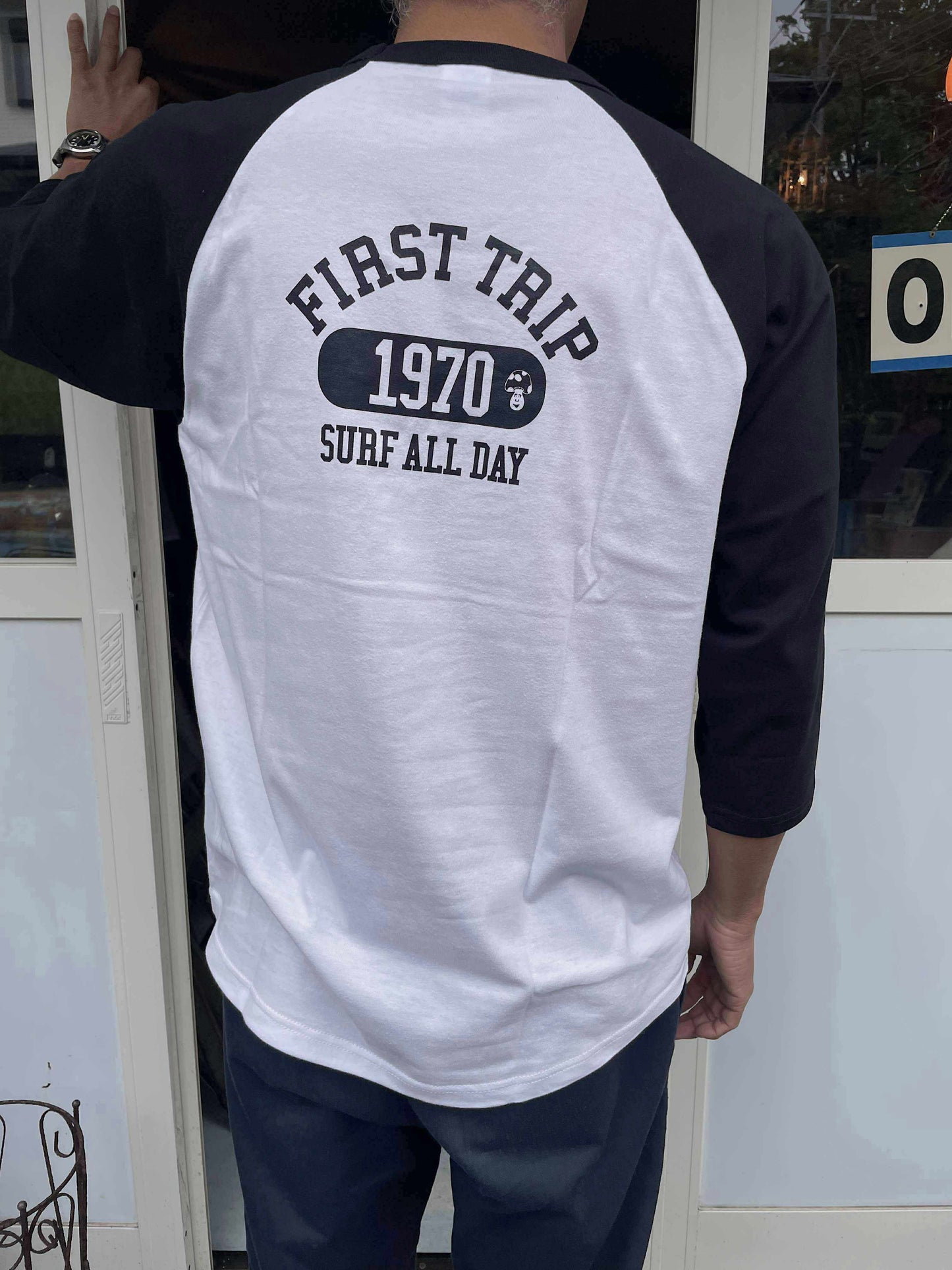First Trip Surf All Day ファーストトリップ カレッジロゴ バックプリント ホワイト×ブラック オリジナル ラグラン七分袖 Tシャツ ラグランスリーブ ベースボールTシャツ 新品 アパレル
