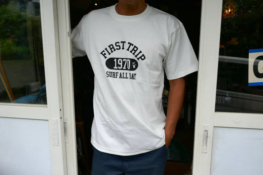 First Trip Surf All Day ファーストトリップ カレッジロゴ バニラホワイト オリジナル Tシャツ 新品