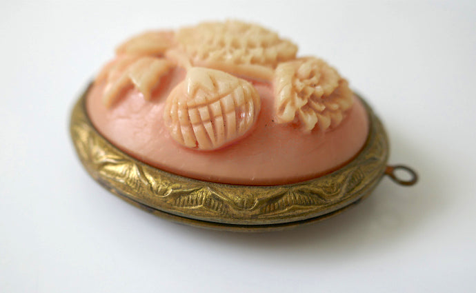 フラワーモチーフ コーラルピンク×ゴールドトーン オーバル型 アンティーク ロケットペンダント ペンダントトップ ネックレストップ アクセサリー ジュエリー USA