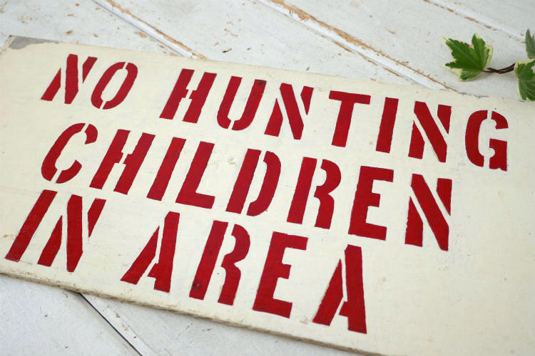 No Hunting Children In Area 狩り禁止 木製 ステンシル ヴィンテージ サインプレート サイン 看板 ガレージ USA