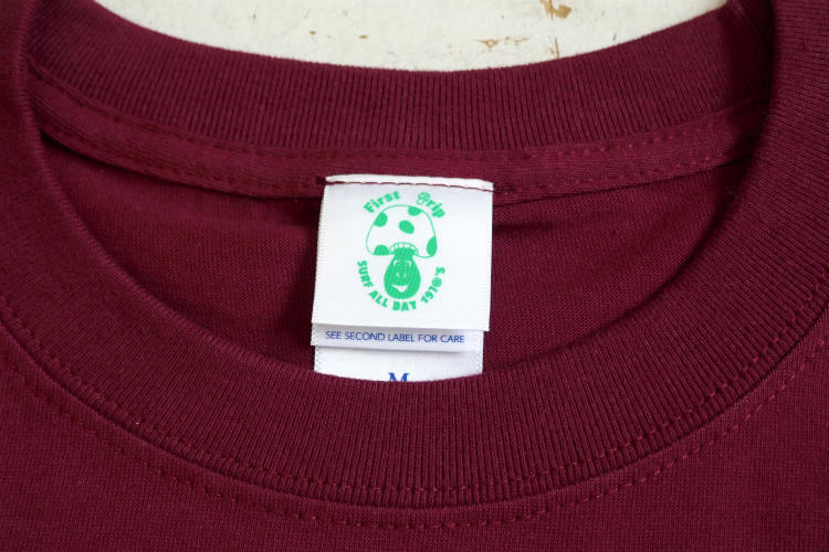 First Trip Surf All Day ファーストトリップ カレッジロゴ バックプリント バーガンディ オリジナル Tシャツ 新品 アパレル