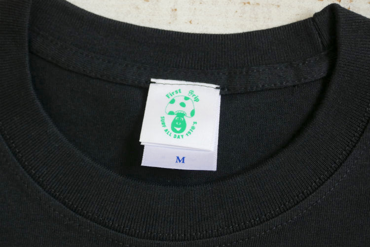 First Trip Surf All Day ファーストトリップ カレッジロゴ バックプリント ブラック オリジナル Tシャツ 新品 アパレル