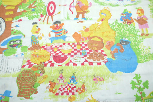 セサミストリートの仲間たち ピクニック柄 70's ヴィンテージ ユーズドシーツ ハーフシーツ(1/2) USA