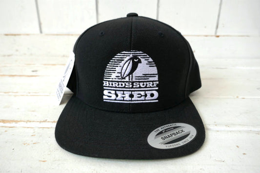 BIRD'S SURF SHED バードサーフシェッド カリフォルニア サンディエゴ サーフショップ ブラック×ホワイト トラッカーハット 刺繍 キャップ USA ステッカー付き