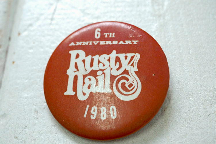 ラスティ・ネイル 6TH ANNIVERSARY Rusty nail 1980 ヴィンテージ 缶バッジ USA ファッション アクセサリー