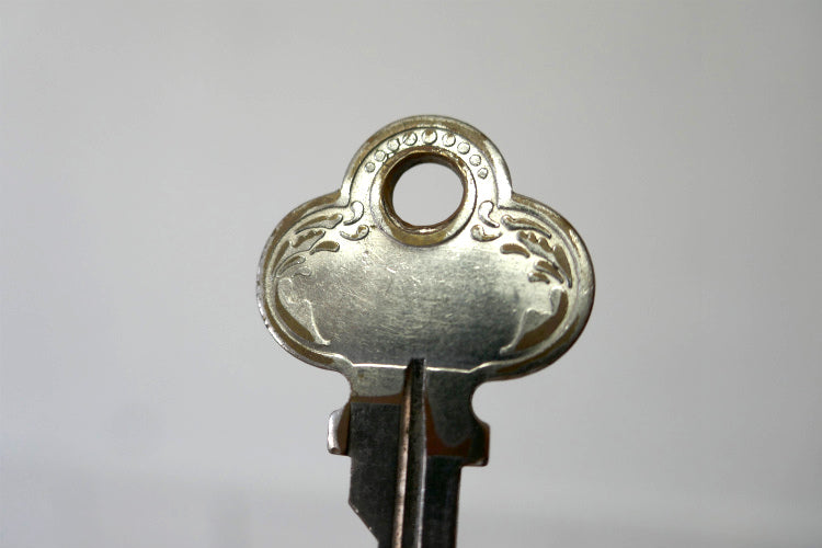 模様の素敵なアンティーク 鍵 両面 デザイン アメリカン KEY キー USA