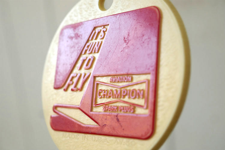 IT'S FUN TO FLY チャンピオンCHAMPION プラグ USA 1970y アドバタイジング 飛行機 ヴィンテージ キーホルダー