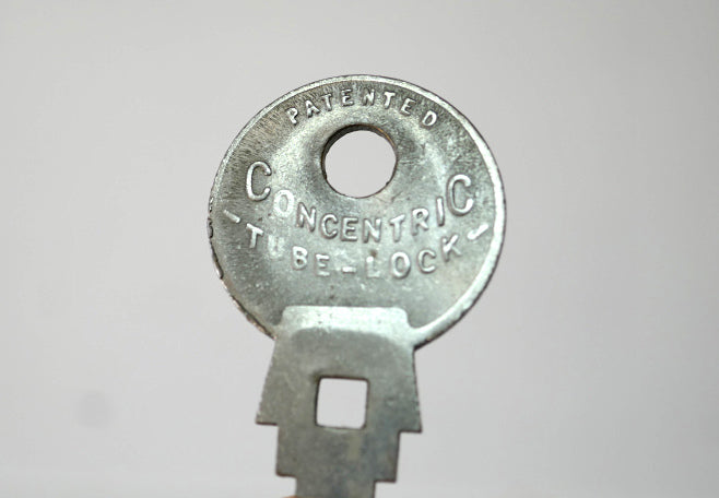 THE WISE LOCK ヴィンテージ 鍵 お洒落なデザイン 三日月 OLD Key キー 1657ナンバー入り MADE IN USA