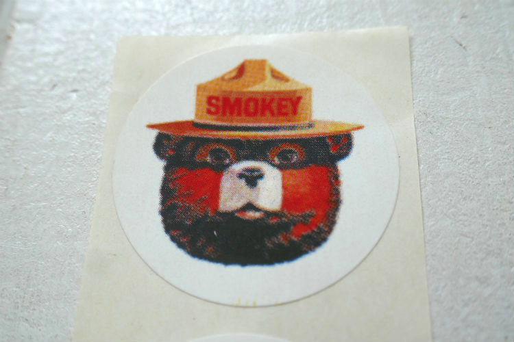 1940y~ SMOKEY スモーキーベア ヴィンテージ ステッカー シール 2枚付き USA 森林火災防止 キャラクター