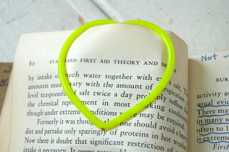 スモーキーベア ハート型 I'M HELP SMOKEY PREVENT WILD FIRES キャラクター イエロー ヴィンテージ ペーパークリップ ブックマーカー USA ステーショナリー