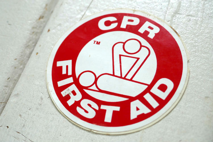 CPR FIRST AID ファーストエイド 心肺蘇生法 救命処置 アドバタイジング ヴィンテージ ステッカー USA デカール