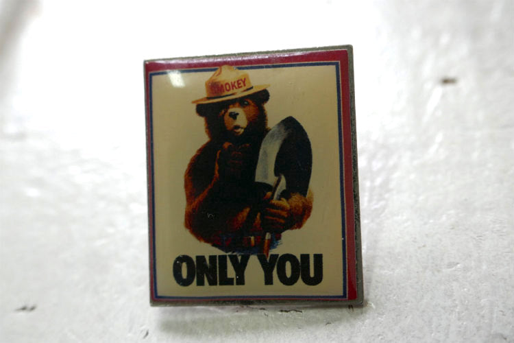 スモーキーベア SMOKEY BEAR クマ ONLY YOU スコップ ピンバッジ ピンズ 小物 ファッションアクセサリー