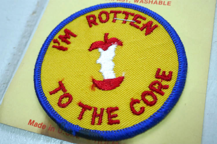 I'M ROTTEN TO THE CORE アメリカンジョーク 芯まで腐った林檎リンゴ メッセージ付きヴィンテージ 刺繍 ワッペン デッドストック USA