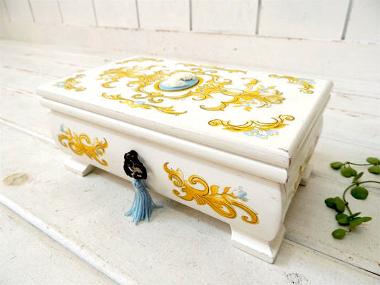 カメオ付き・木製の脚付きアンティーク・ジュエリーボックス/宝石箱/ジュエリーケース