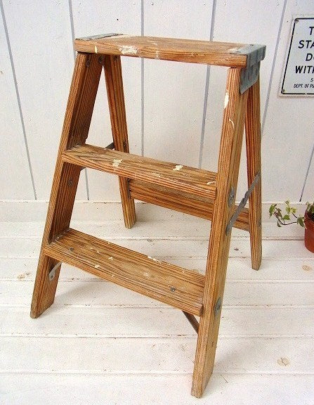 白いペンキの付いた木製・ヴィンテージ・ステップラダー/脚立 USA