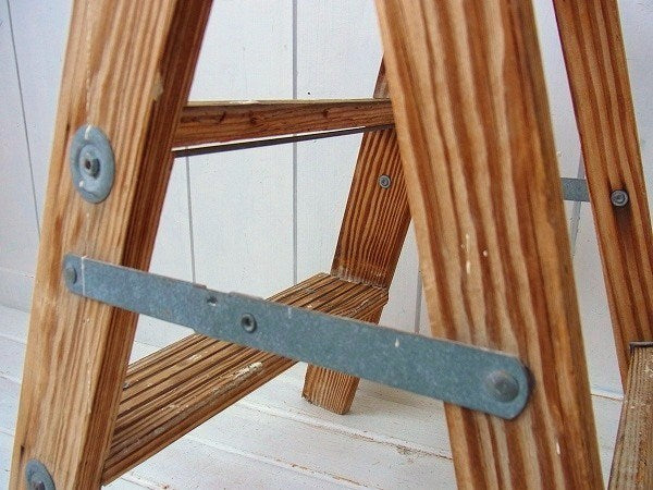 白いペンキの付いた木製・ヴィンテージ・ステップラダー/脚立 USA