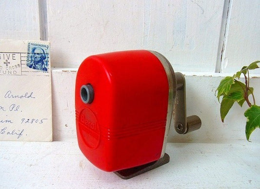 【Berol】赤色の小さなヴィンテージ・ペンシルシャープナー/鉛筆削り USA