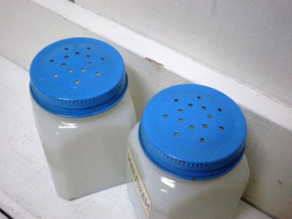 【CINNAMON&MARJORA】USA・ミルクガラス製・アンティーク・スパイスボトル2個セット