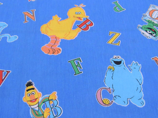 【セサミストリートの仲間たち】コバルトブルー・アルファベット柄・ユーズドシーツ・キャラクター生地