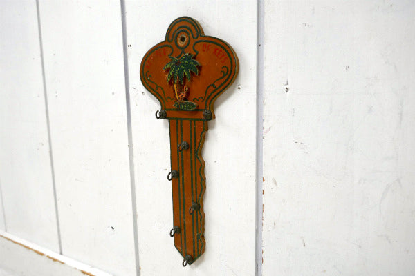 鍵モチーフ・ヤシの木&フラミンゴ柄・木製・ヴィンテージ・キーフック・鍵フック・壁飾り・ウォールデコ