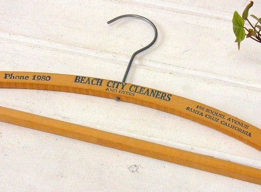 【BEACH CITY CLEANERS】クリーニング店のヴィンテージ・木製ハンガー USA