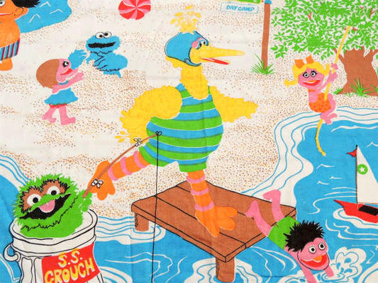 セサミストリートの仲間たち デイキャンプ柄 70's ヴィンテージ USEDフラットシーツ (1/2)