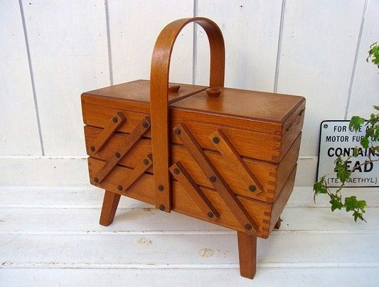 ルーマニア製・脚付き・木製アンティーク・ソーイングボックス・裁縫箱