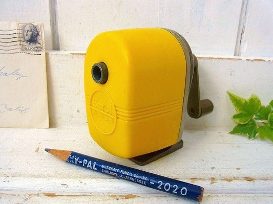 【Berol】イエローの小さなヴィンテージ・ペンシルシャープナー/鉛筆削り USA