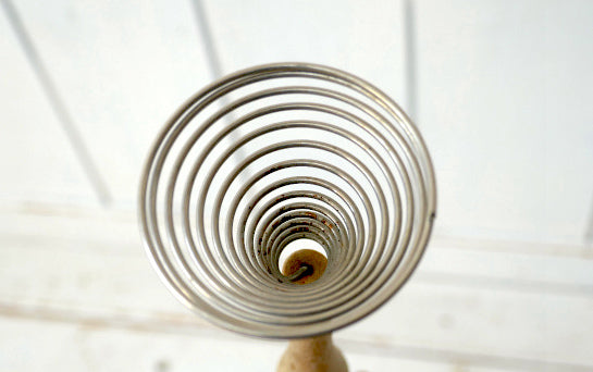 シャビー 木製ハンドル コイル式 ヴィンテージ ハンドミキサー 泡立て器 エッグウィスク ホイッパー