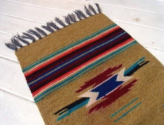 ベージュ色・チマヨ柄・ヴィンテージ・テーブルセンターラグ/マット USA