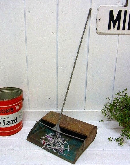 ロングハンドルのティン製・ヴィンテージ・ダストパン/ちりとり USA