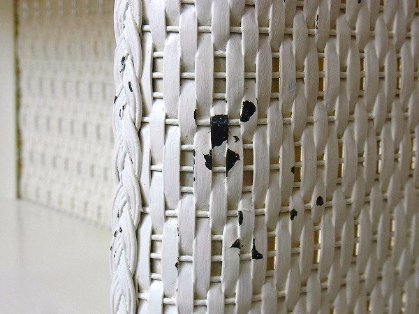 白色のシャビーな2段式・ヴィンテージ・ウィッカーシェルフ/飾り棚 USA