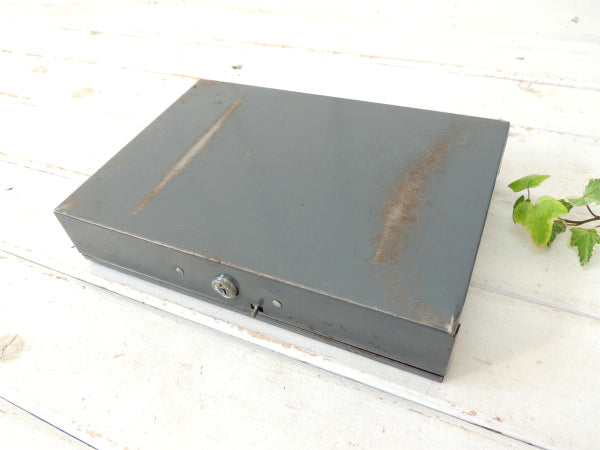 グレー色の工業系・仕切り付き・ヴィンテージ・キャッシュボックス/金庫/USA