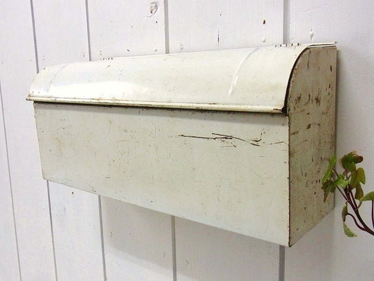 白色のシャビーな横型ヴィンテージ・メールボックス/ポスト/ウォールシェルフ USA