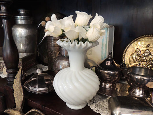 【フリルカット】ホワイトカラー・ミルクガラス製・ヴィンテージ・フラワーベース・花器・花瓶 USA