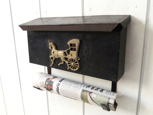 【馬車モチーフ】新聞受け付き・横型・黒色メタル製・ヴィンテージ・メールボックス・郵便受け・ポスト
