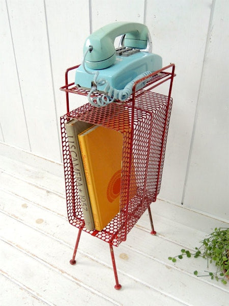 ミッドセンチュリー・レッド・メッシュ・メタル製・ヴィンテージ・テレフォンスタンド・マガジンスタンド