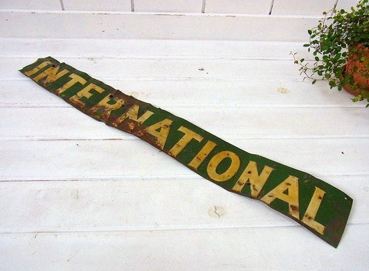 【INTERNATIONAL】ブリキ製・ヴィンテージ・サイン/看板 USA