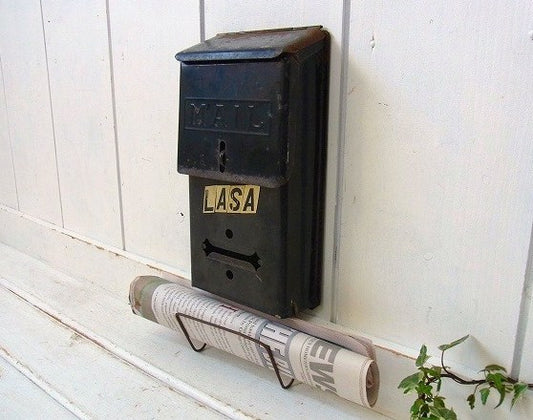 新聞受け付き・黒色のティン製・アンティーク・メールボックス/郵便受け/ポスト USA