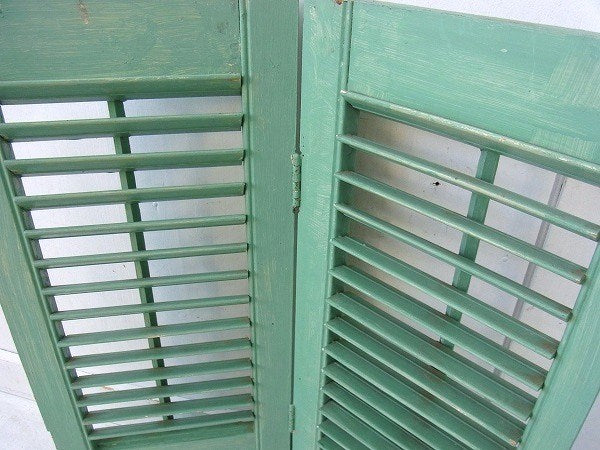 ミントグリーン色のシャビーな木製・アンティーク・ルーバー/ヴォレー/シャッター/建具 USA