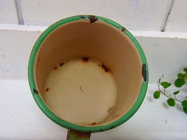 アイボリー×若草色のホーロー製・アンティーク・カップ USA