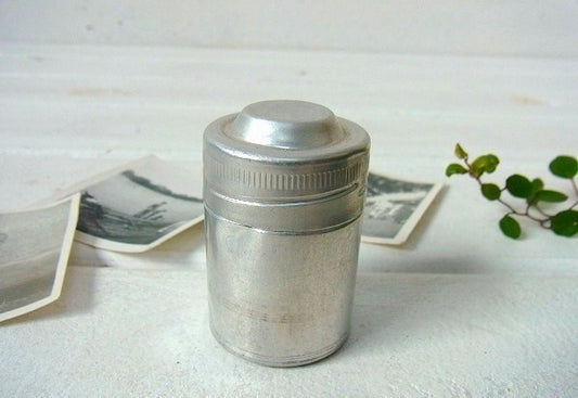 アルミ製・カメラのヴィンテージ・フィルムケース USA