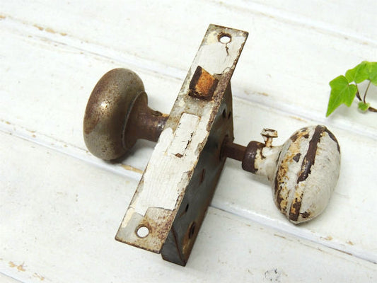 白いペンキの剥がれたシャビーなアンティーク・ドアノブ&ラッチバックセット USA