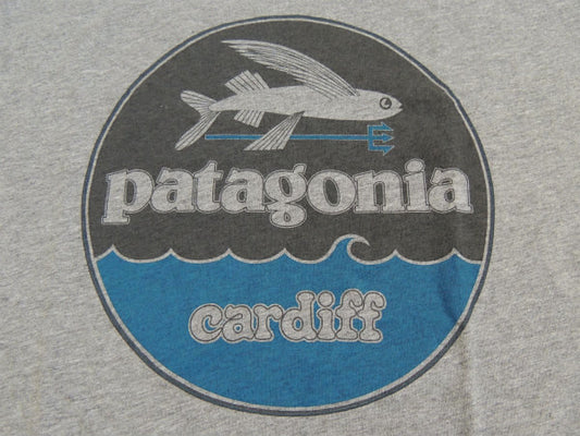 【Patagonia】パタゴニア・カーディフ限定・グレー色・Tシャツ&ステッカー1枚付き/Mサイズ
