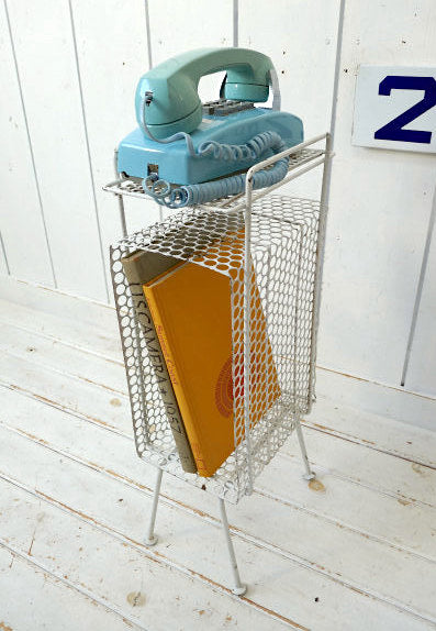 ミッドセンチュリー・ホワイト・メッシュ・メタル製・ヴィンテージ・テレフォンスタンド・マガジンスタンド