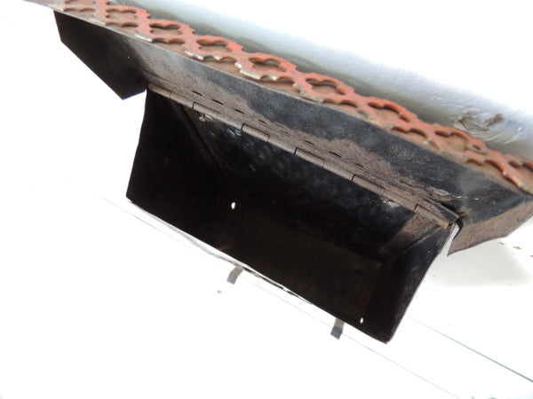 US モダンデザイン ブラック×レッド・新聞受け付き・縦型・アイアン・ヴィンテージ・メールボックス